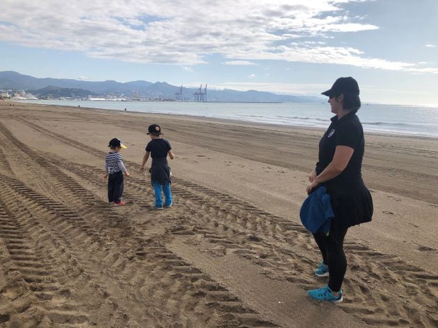 Niños jugando en la arena en la playa de la Misericordia de Málaga