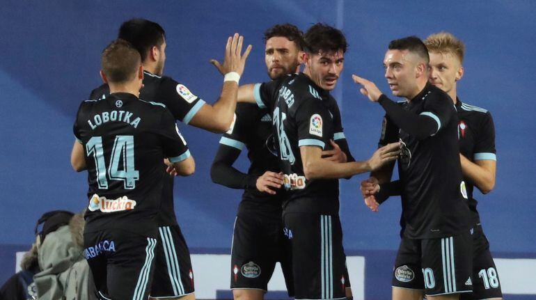 Los jugadores del Celta de Vigo celebran el gol marcado por su compañero Iago Aspas ante la Real Sociedad.