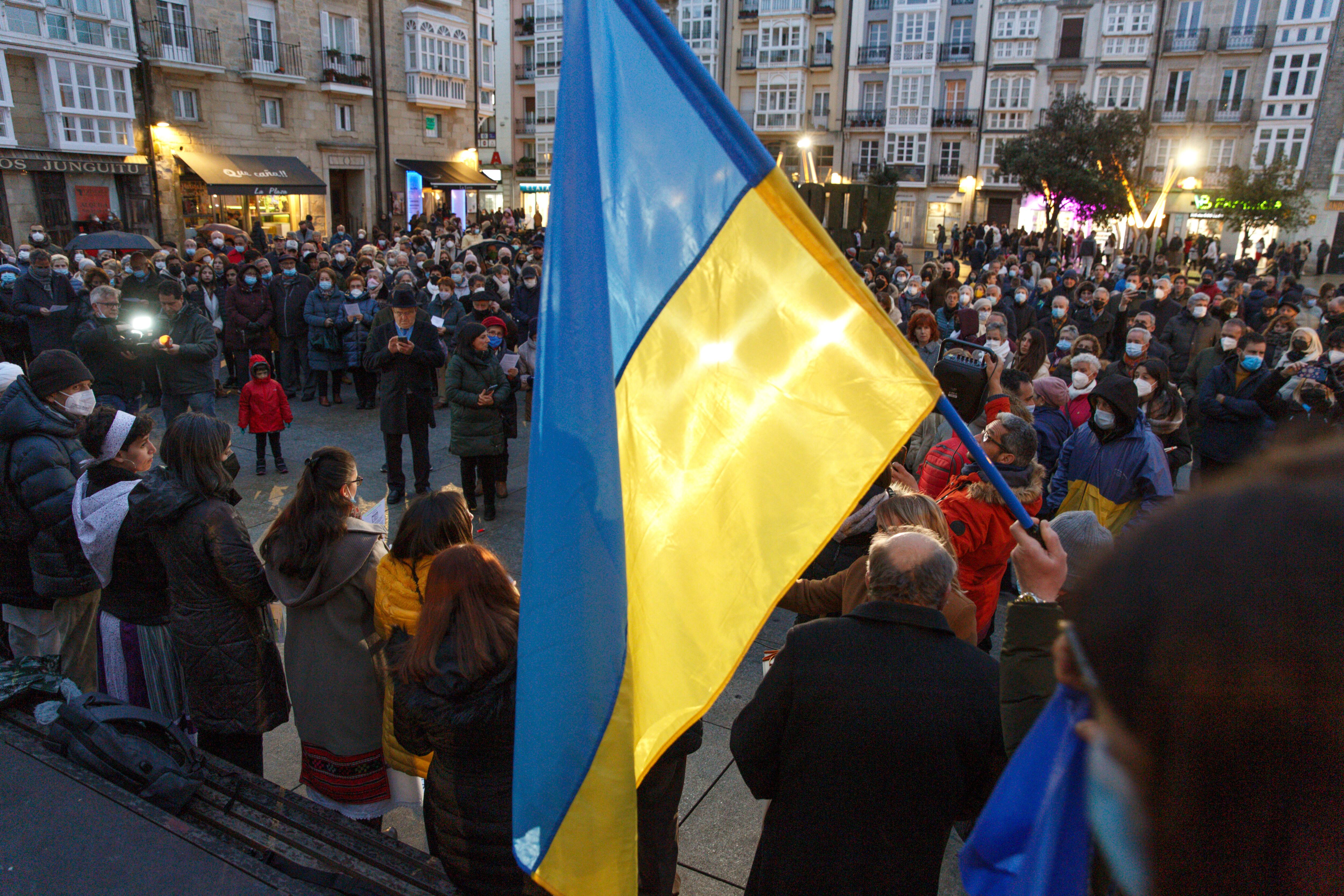 VITORIA, 05/03/2022.- Varios cientos de personas se concentran este sábado en Vitoria en respuesta al llamamiento que ha hecho la Diócesis de la capital alavesa para que ciudadanos de distintas confesiones religiosas clamen por la paz en Ucrania. EFE/David Aguilar