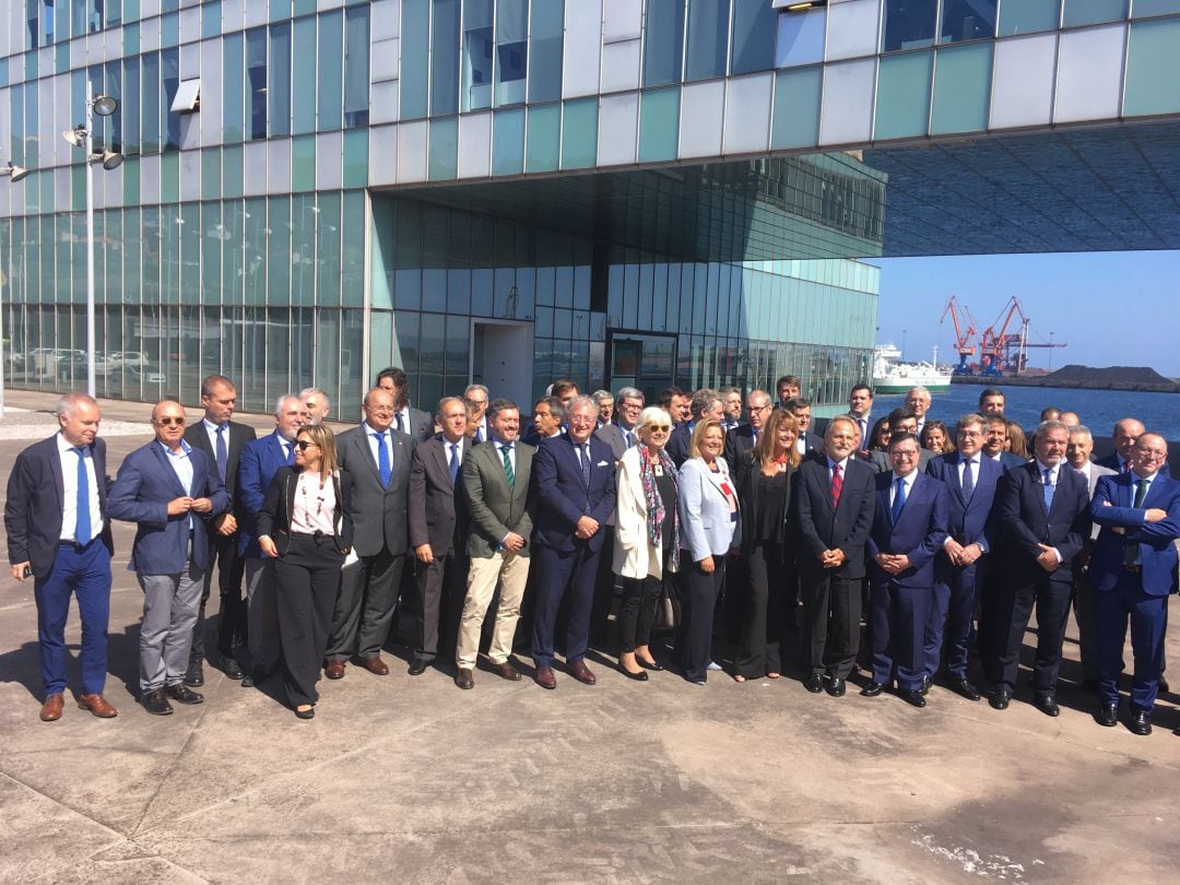 Los 28 dirigentes de los Puertos de España visitan El Musel