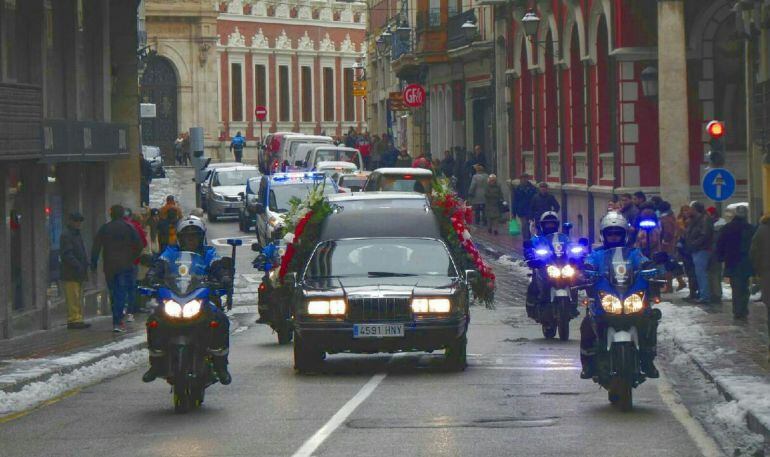 Séquito que acompañaba ayer al féretro de uno de los agentes fallecidos