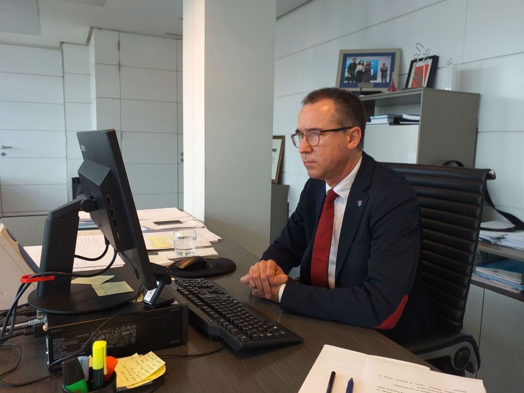 El consejero de Salud durante el encuentro.