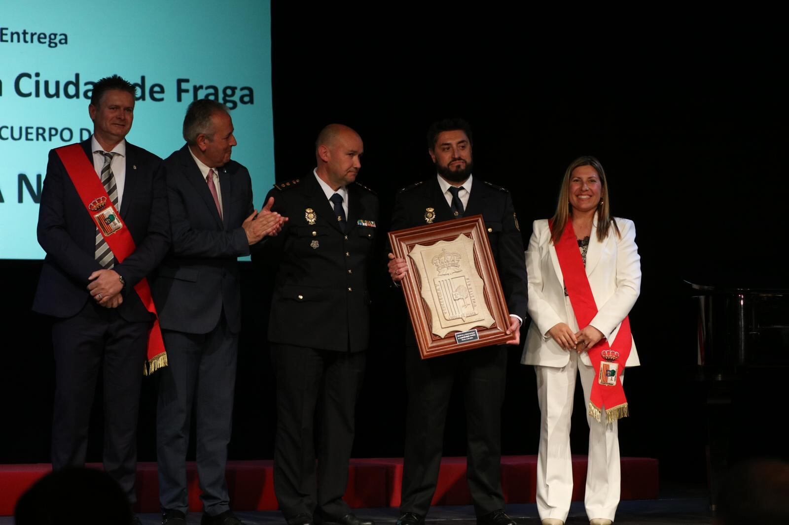 Entrega del escudo de Fraga a la Policía Nacional en su 200 aniversario. Foto: Ayuntamiento de Fraga
