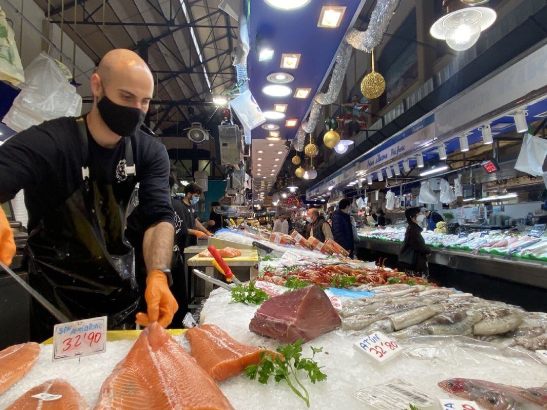 Pescadería del Mercat de l&#039;Olivar de Palma el 18 de diciembre de 2020.