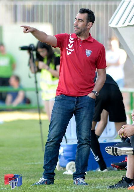 Manu González en el banquillo de La Albuera