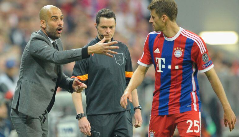 El técnico del Bayern, junto a su delantero Thomas Müller.