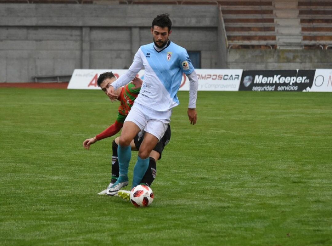 Santi Gegunde controla el balón ante un jugador del Laracha en el partido de esta tarde