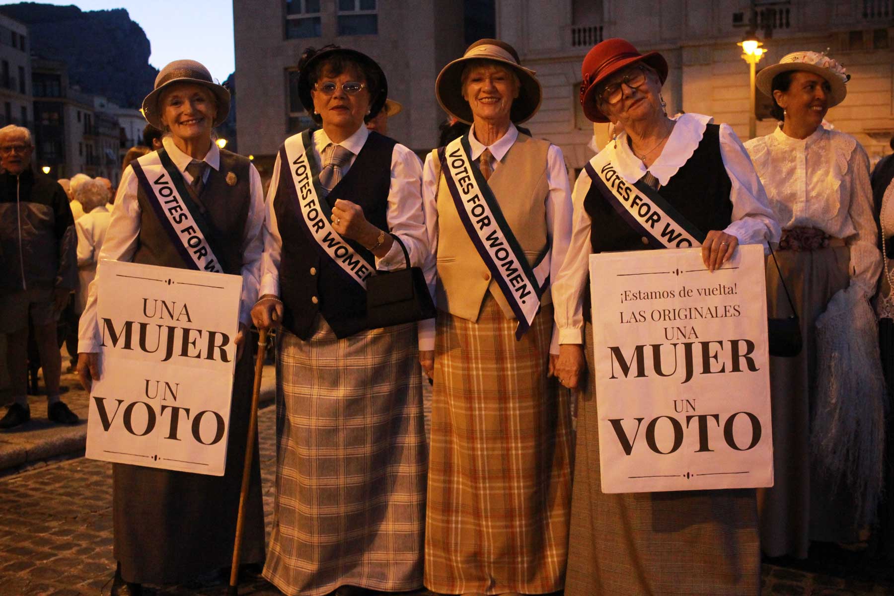 No ha faltado el grupo de mujeres sufragistas pidiendo el derecho al voto