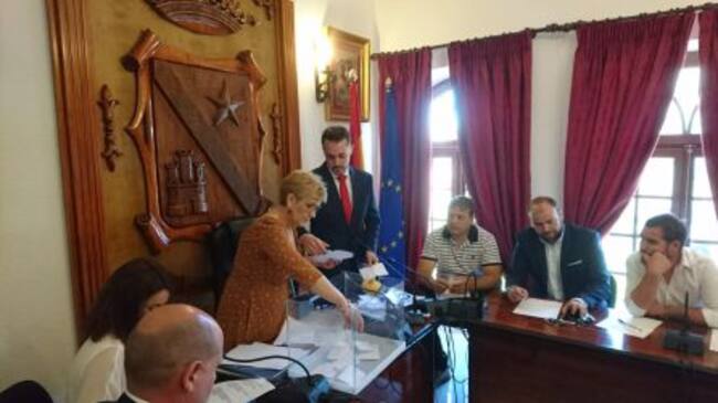 Momento del recuento de votos por parte de la mesa de edad