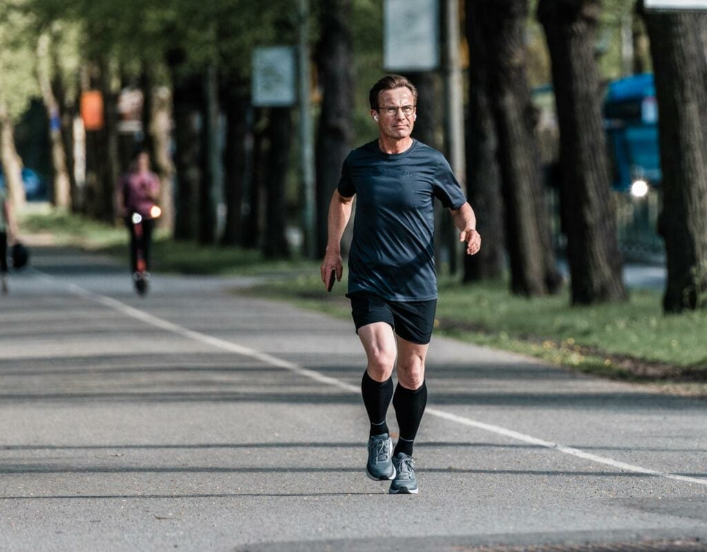 El primer ministro sueco, Ulf Kristersson, practicando deporte