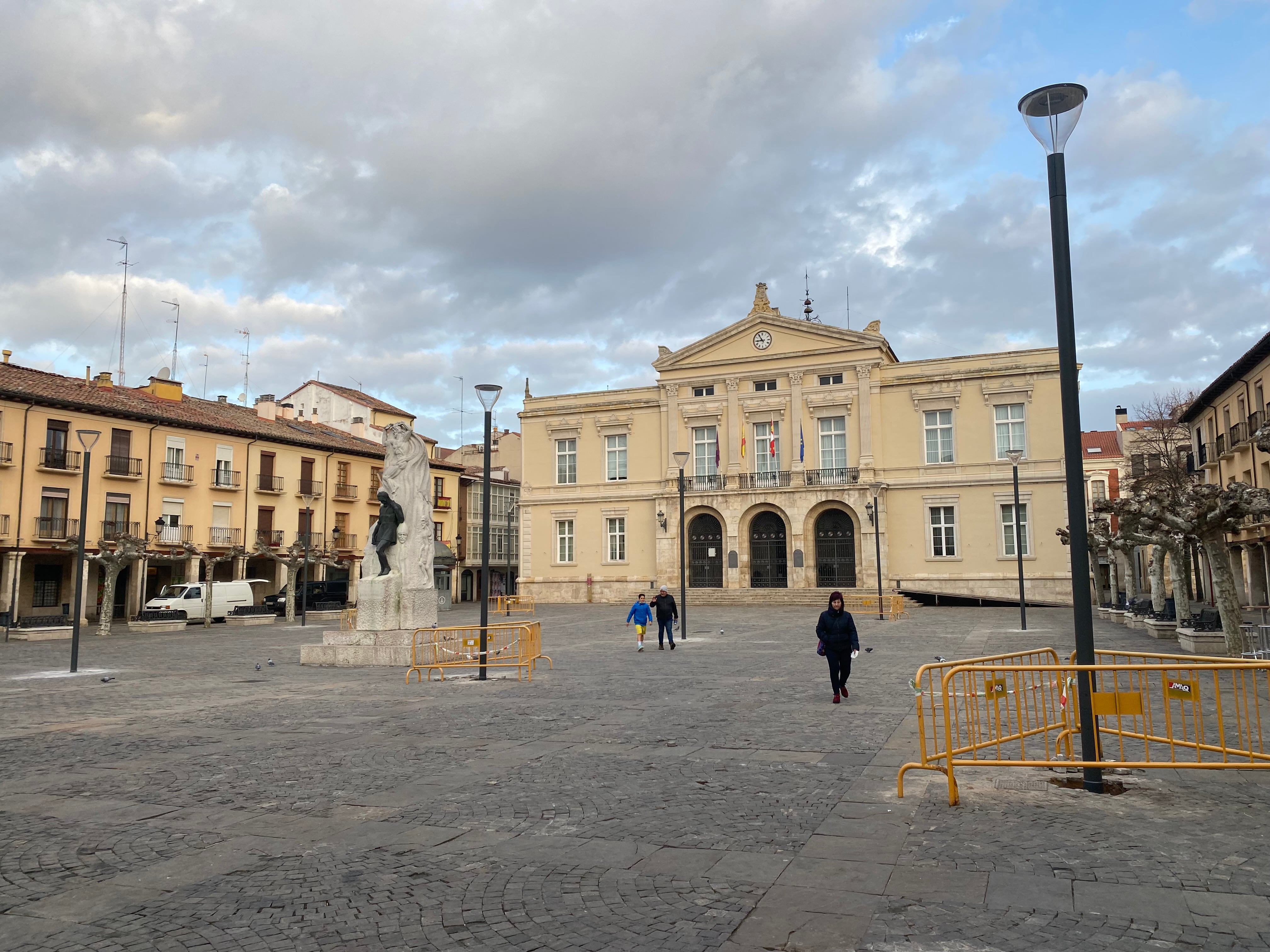 Nuevas farolas en la Plaza Mayor de Palencia que han sembrado la polémica