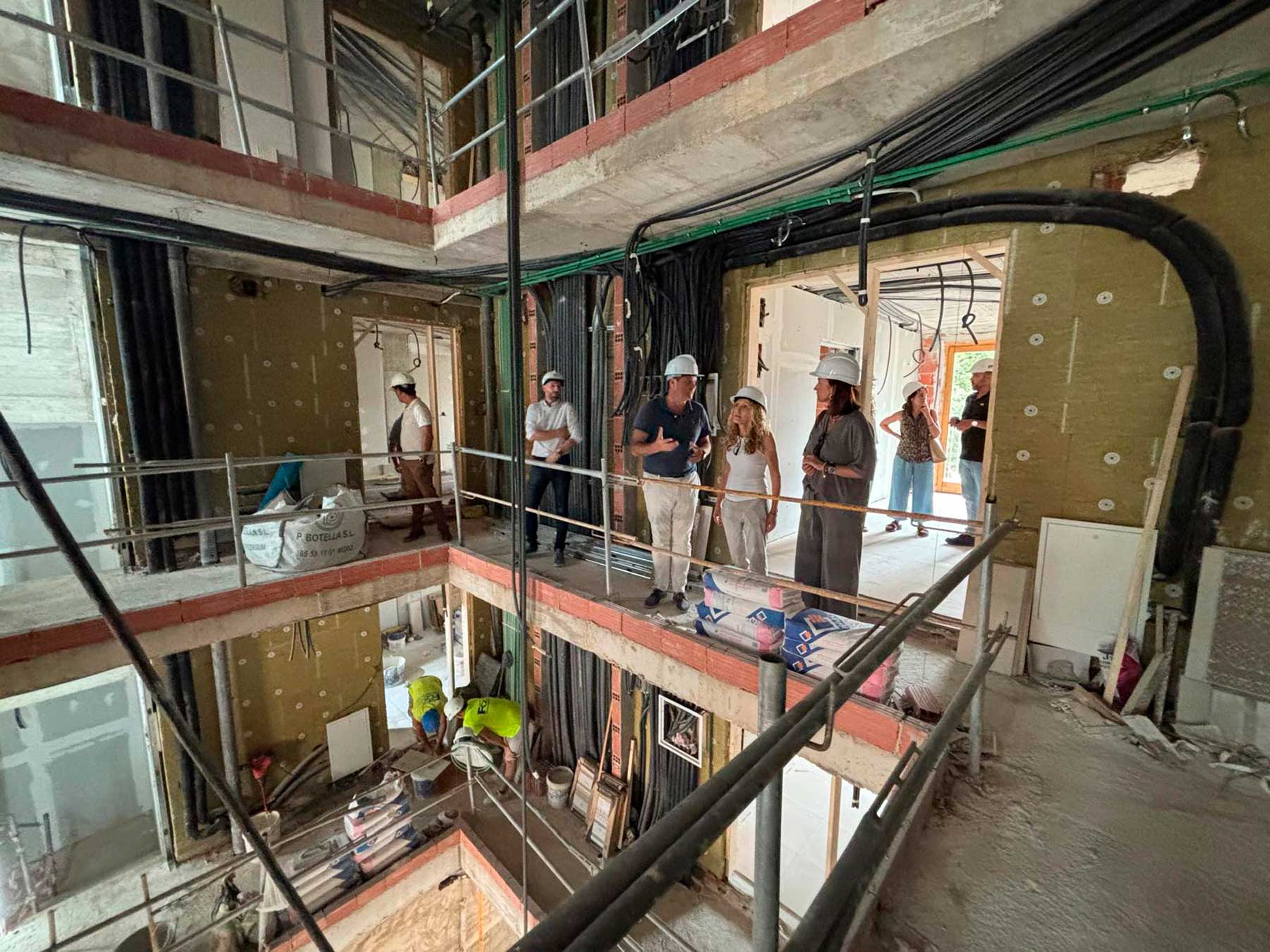 El interior de la construcción de las viviendas intergeneracional