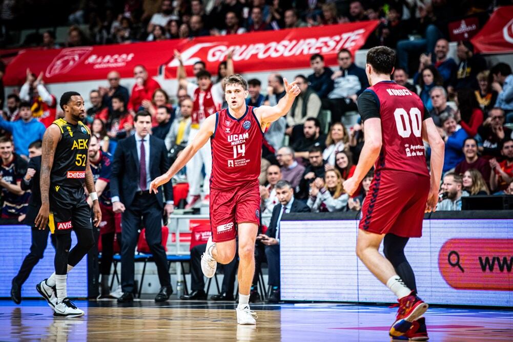 Sleva durante el partido contra el AEK