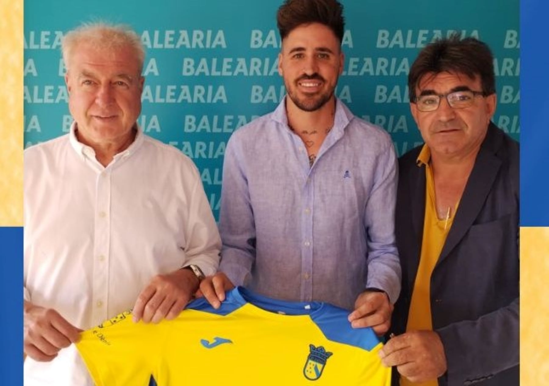 Hugo Vidal, nuevo entrenador del CD Dénia, junto a Juan Benavente y Toni Llidó.