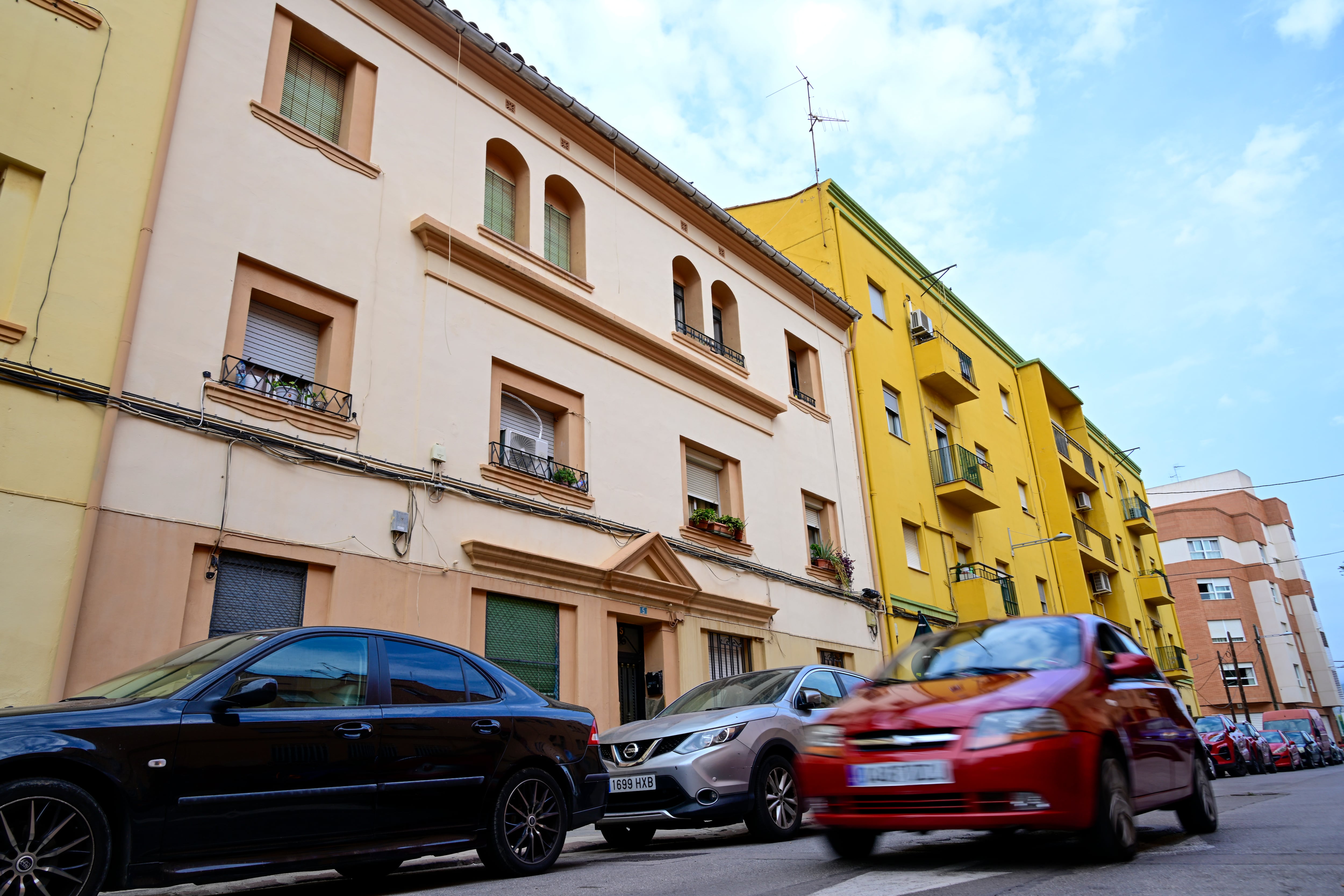 Vista general del domicilio de la calle Peñagolosa donde ha sido hallado el cuerpo de una mujer víctima de violencia machista, después de que el autor confeso del crimen se entregara en una comisaría de Barcelona.