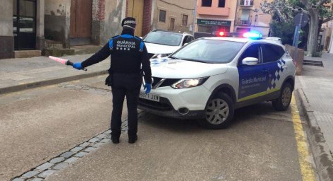 Un guàrdia municipal dirigint el trànsit