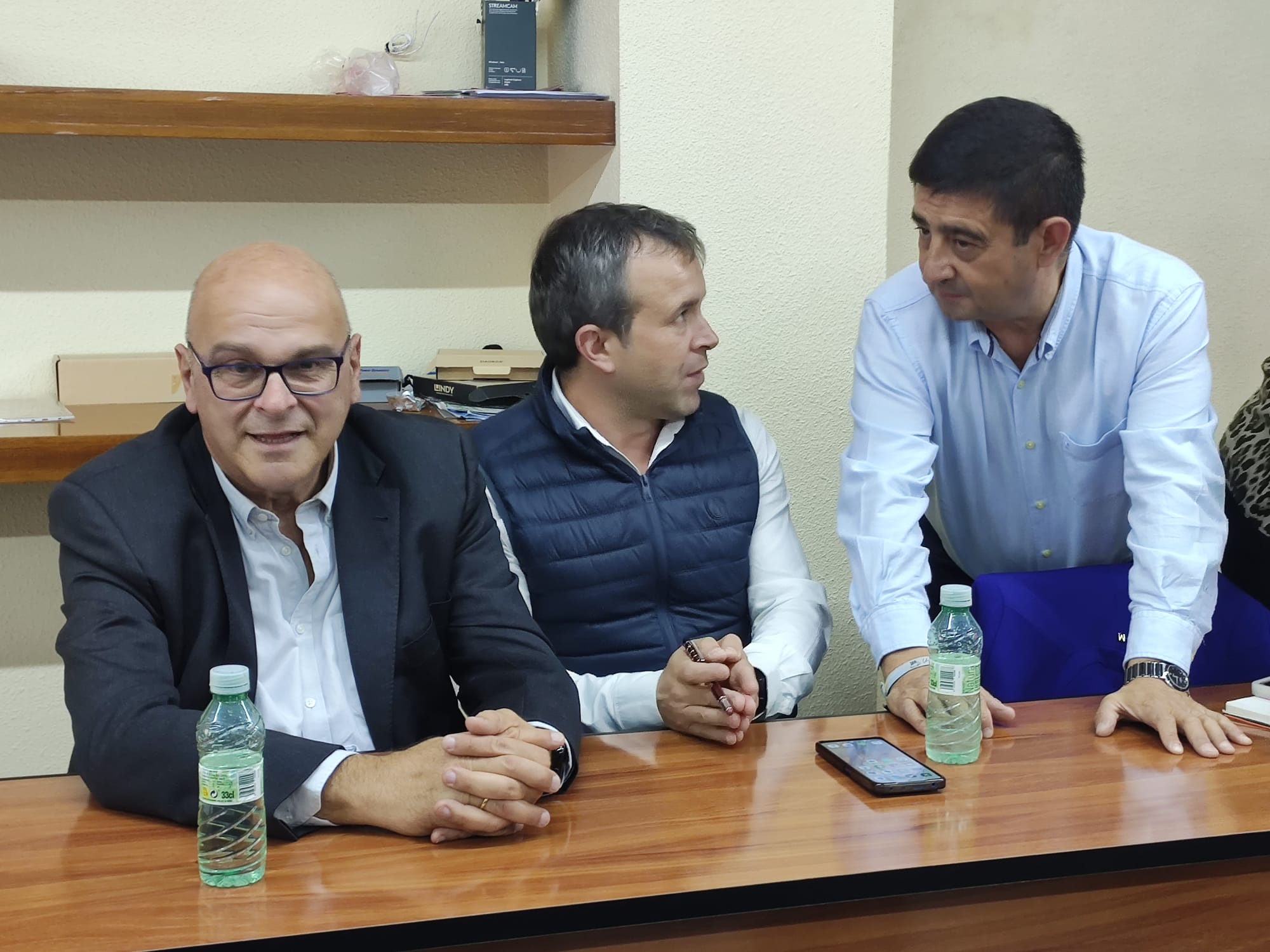 El secretario general del PSOE de Jaén, Francisco Reyes (a la derecha), junto a Manuel Fernández y Julio Millán.