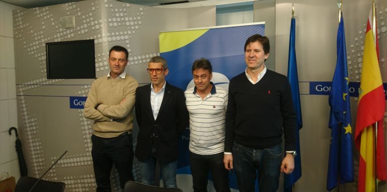 De izquierda a derecha: José Antonio Prieto Saborit (Decano de la Facultad Padre Ossó), Alberto Suárez Laso (atleta paralímpico flamante medalla de oro del maratón de Londres), José Ramón Tuero (Director General de Deportes del Principado de Asturias) y A