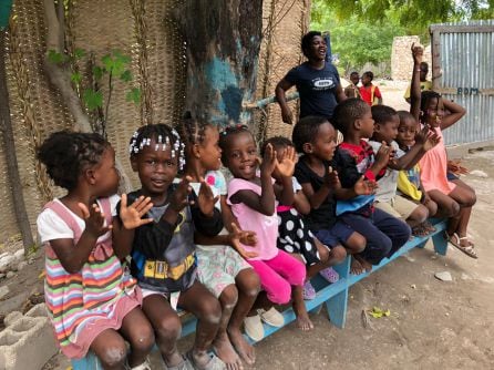 Algunos niños en el centro de Flores de Kiskeya en Haití.