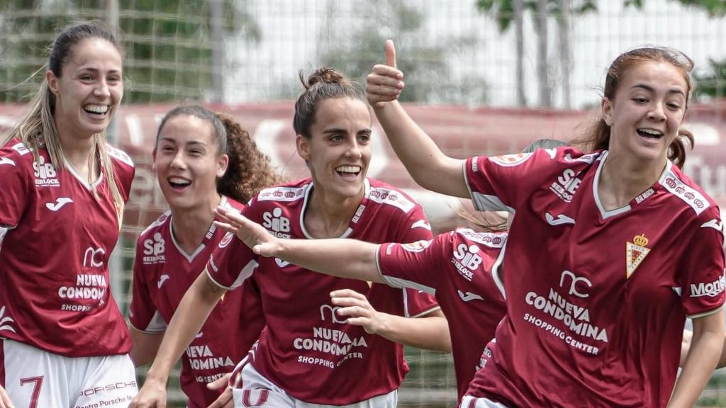 Jugadoras del Real Murcia Femenino celebran el ascenso a Segunda Federación