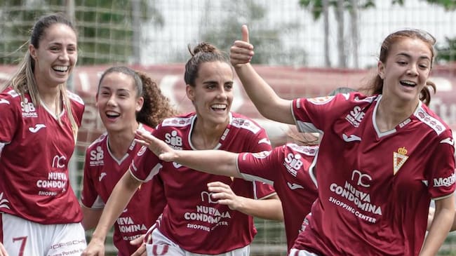 Jugadoras del Real Murcia Femenino celebran el ascenso a Segunda Federación