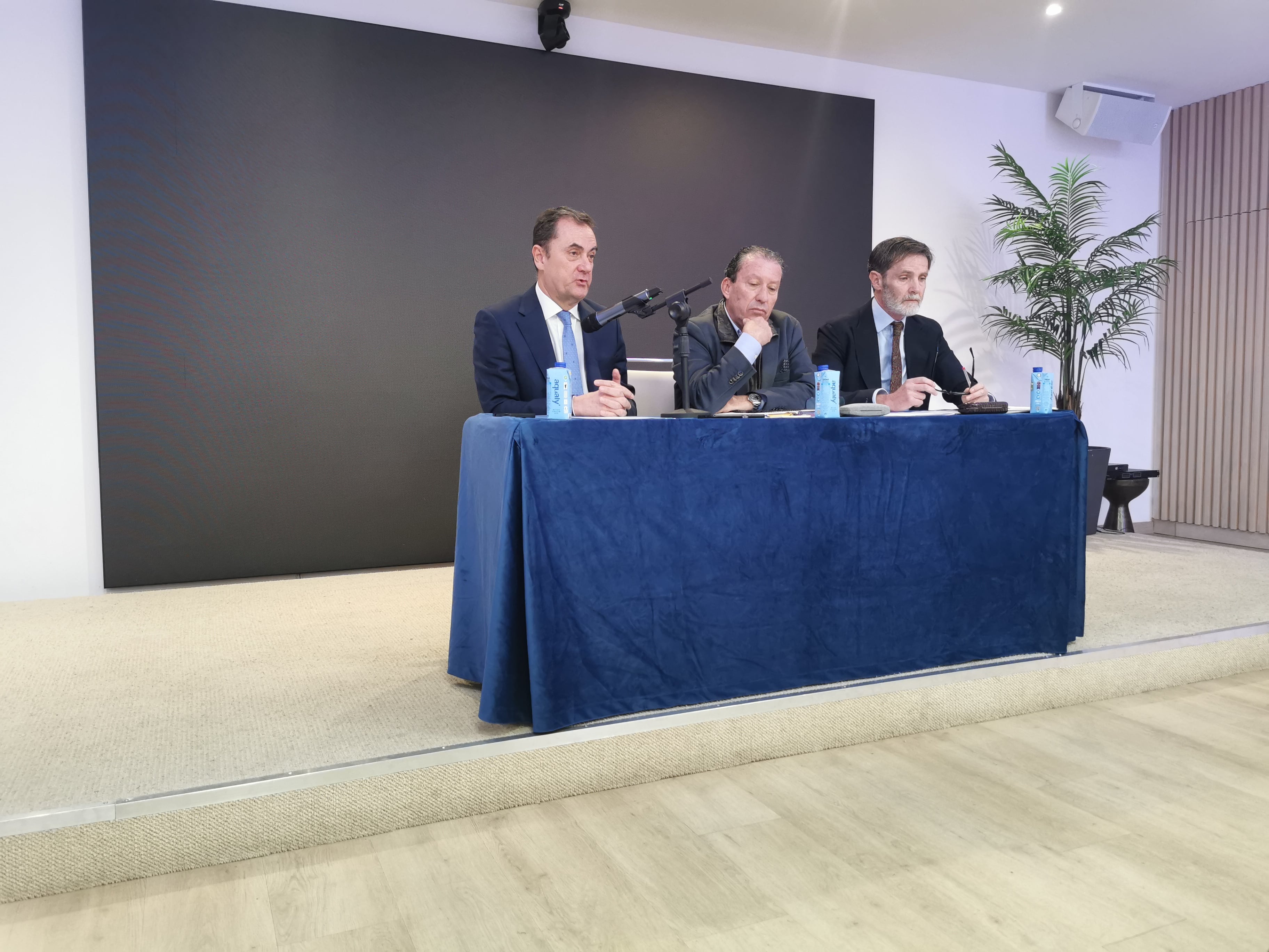 José María Muñoz (izquierda), junto a sus abogados Bartolomé Cantarero (izquierdo) y Miguel Criado (centro)