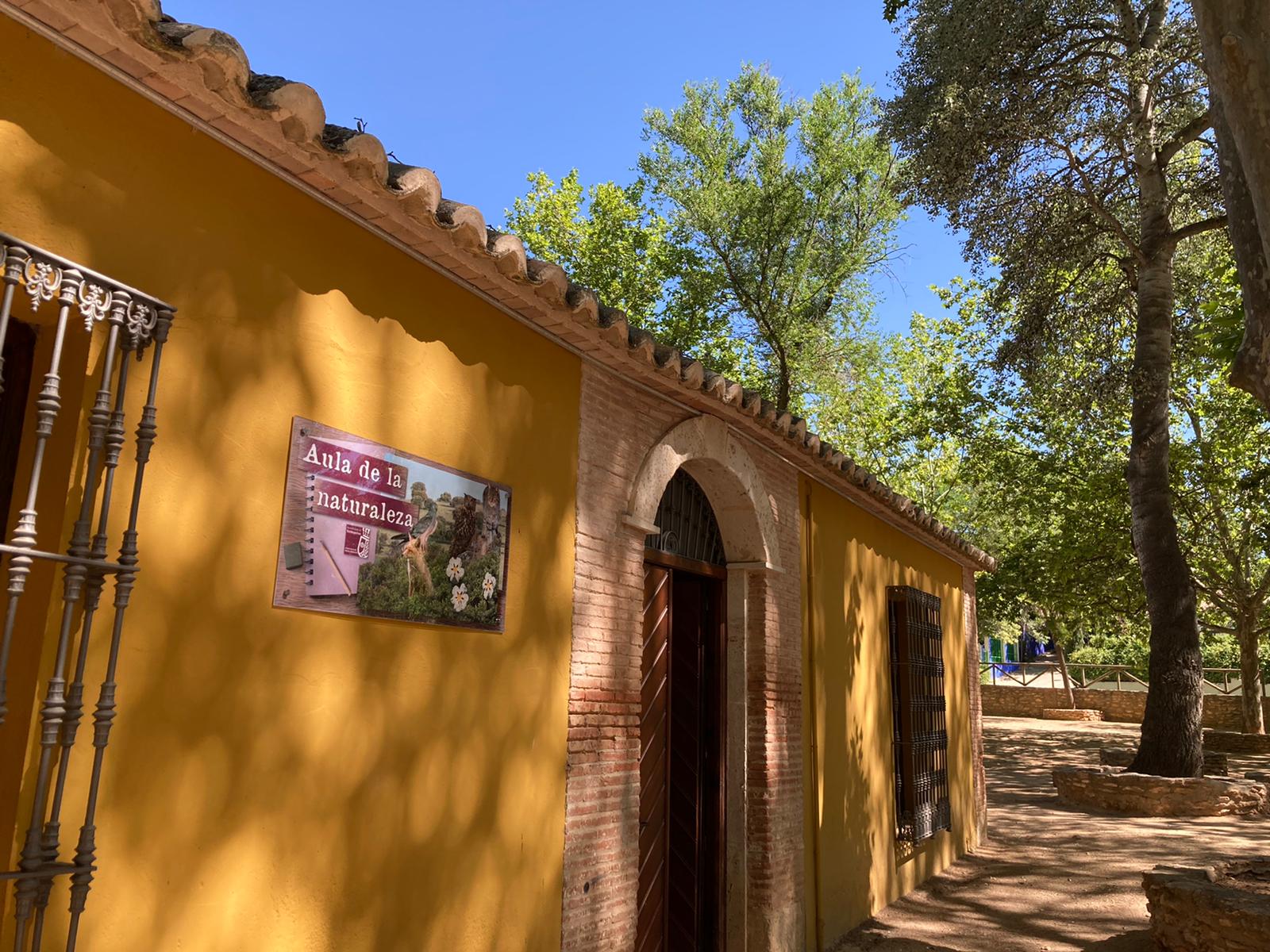 Imagen del entorno del Peral de Valdepeñas (Ciudad Real), así como de su nueva aula de la naturaleza