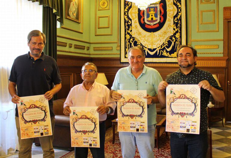 El presidente del Real Club Naútico de Motril, Antonio Gutierrez, junto con los concejales Antonio Escámez y Miguel Ángel Muñoz así como el gerente de aguas y servicios durante la presentación de la actividad &quot;la búsqueda del tesoro&quot;