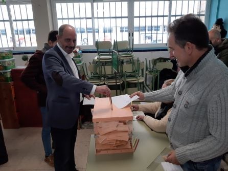 Antonio Barrios votando en colegio Salesianos de Linares