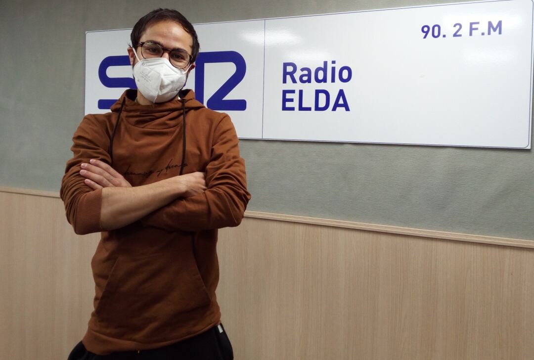 Juan Albert, en el estudio de Radio Elda SER, ha presentado su nueva canción, Wasteland