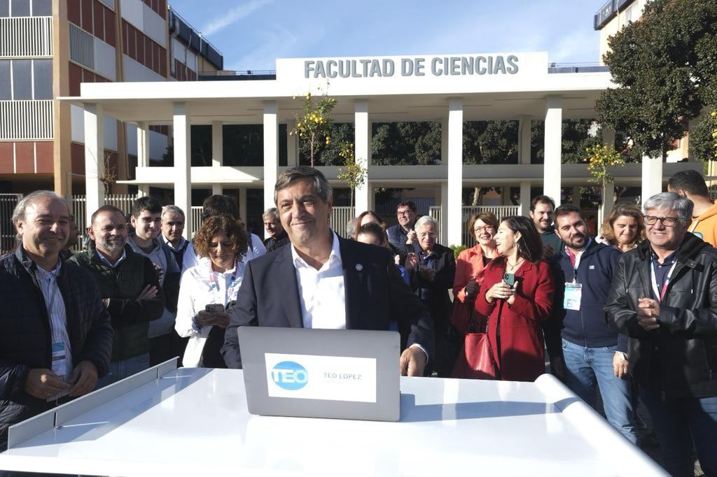 Teodomiro López, junto con parte de su equipo de campaña, este martes en la Universidad de Málaga