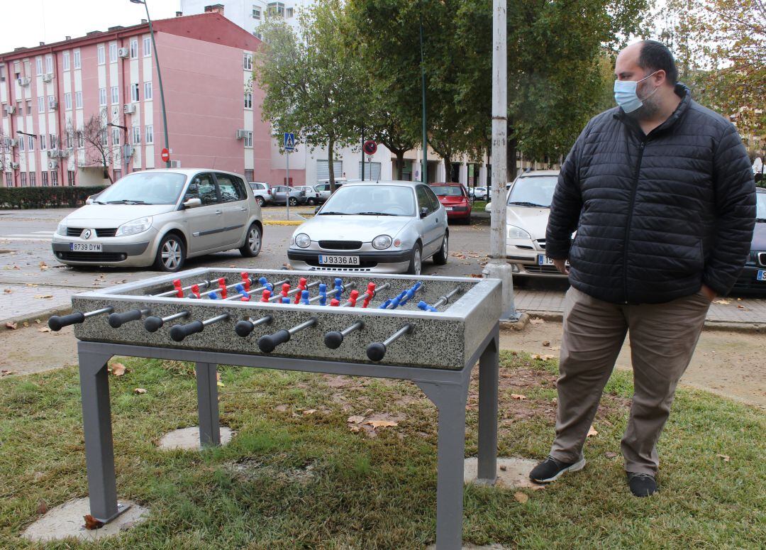 Juan Francisco Cazalilla, concejal de Medio Ambiente, junto a uno de los juegos infantiles instalados en los parques de Andújar.