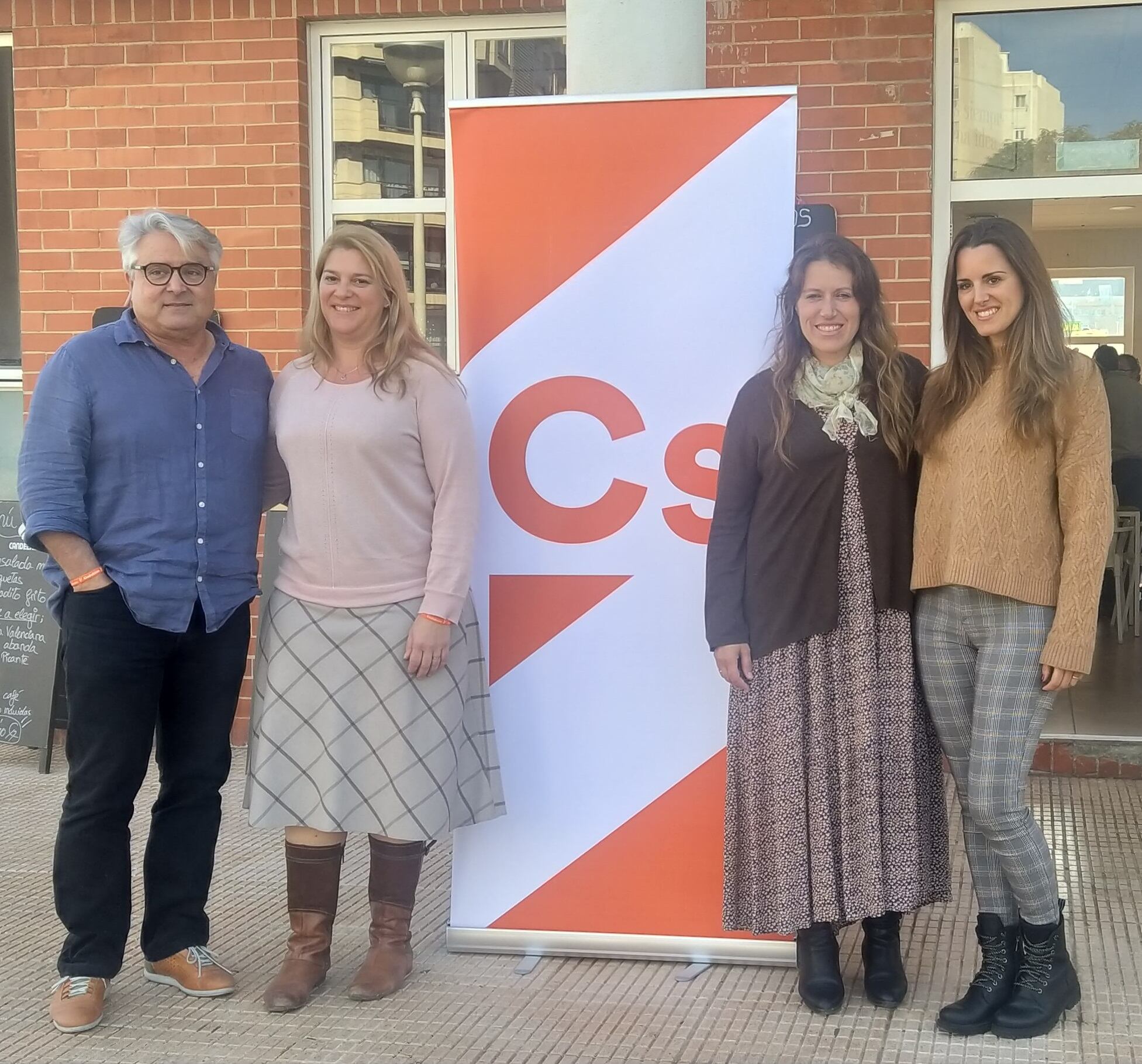 Las dos concejalas de Ciudadanos en Dénia, Susana Mut y Fany Schwamb, acompañadas por Rafael De Bustamante (coordinador) y Elisa Royo (encargada de RRSS).