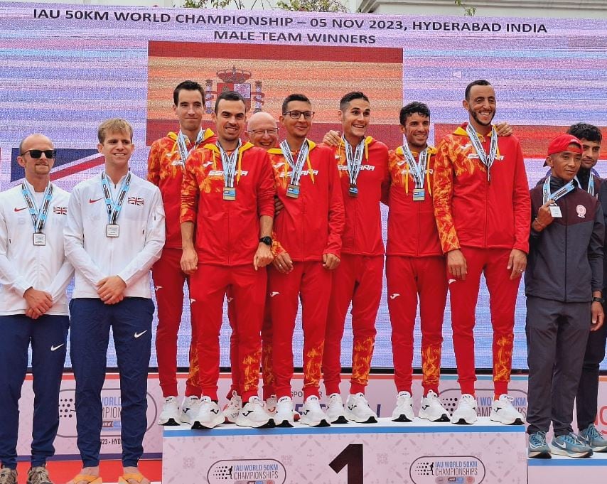 Alberto Puyuelo, a la izquierda, en el podio con España