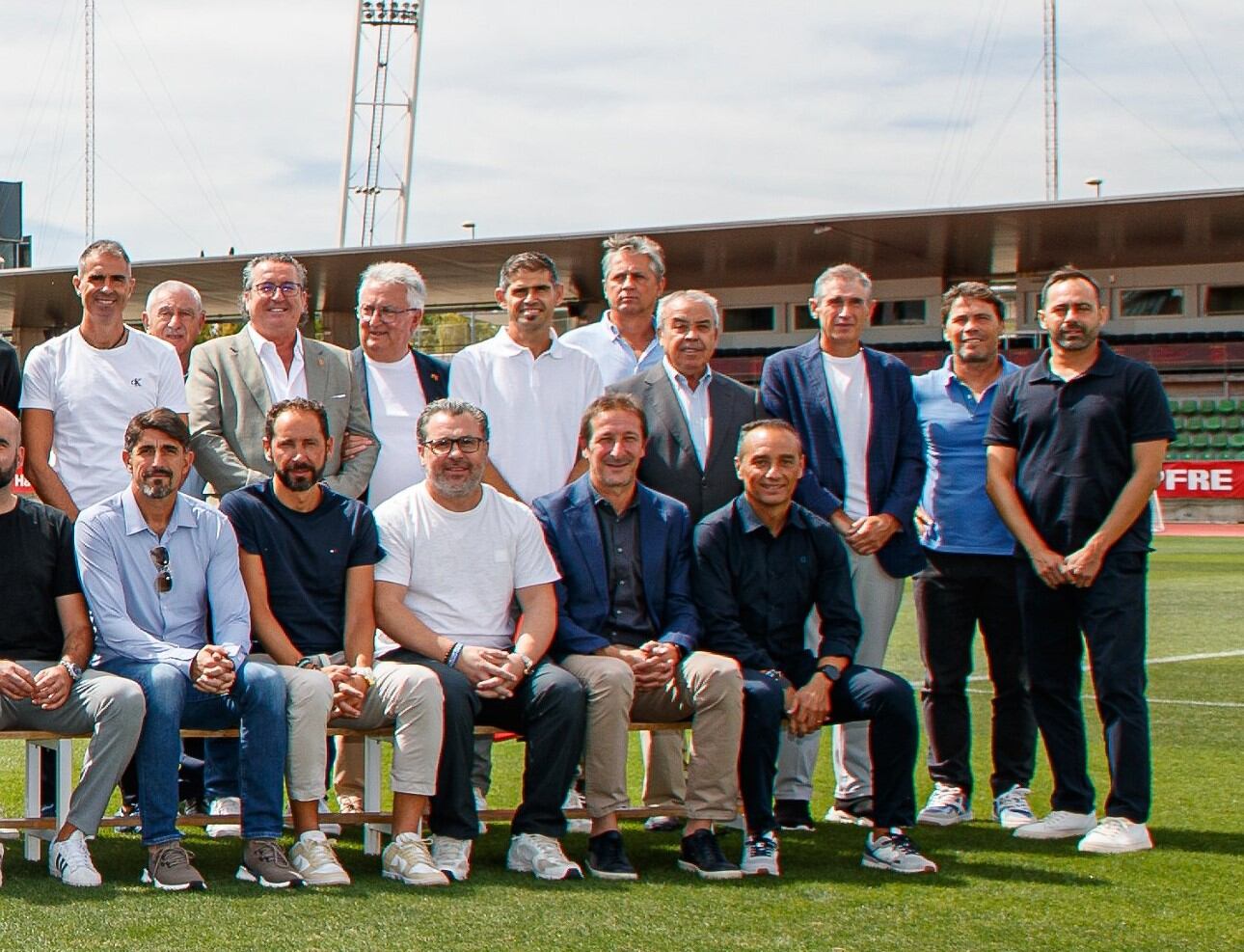 El rincón rojiblanco en la foto de familia de los entrenadores.
