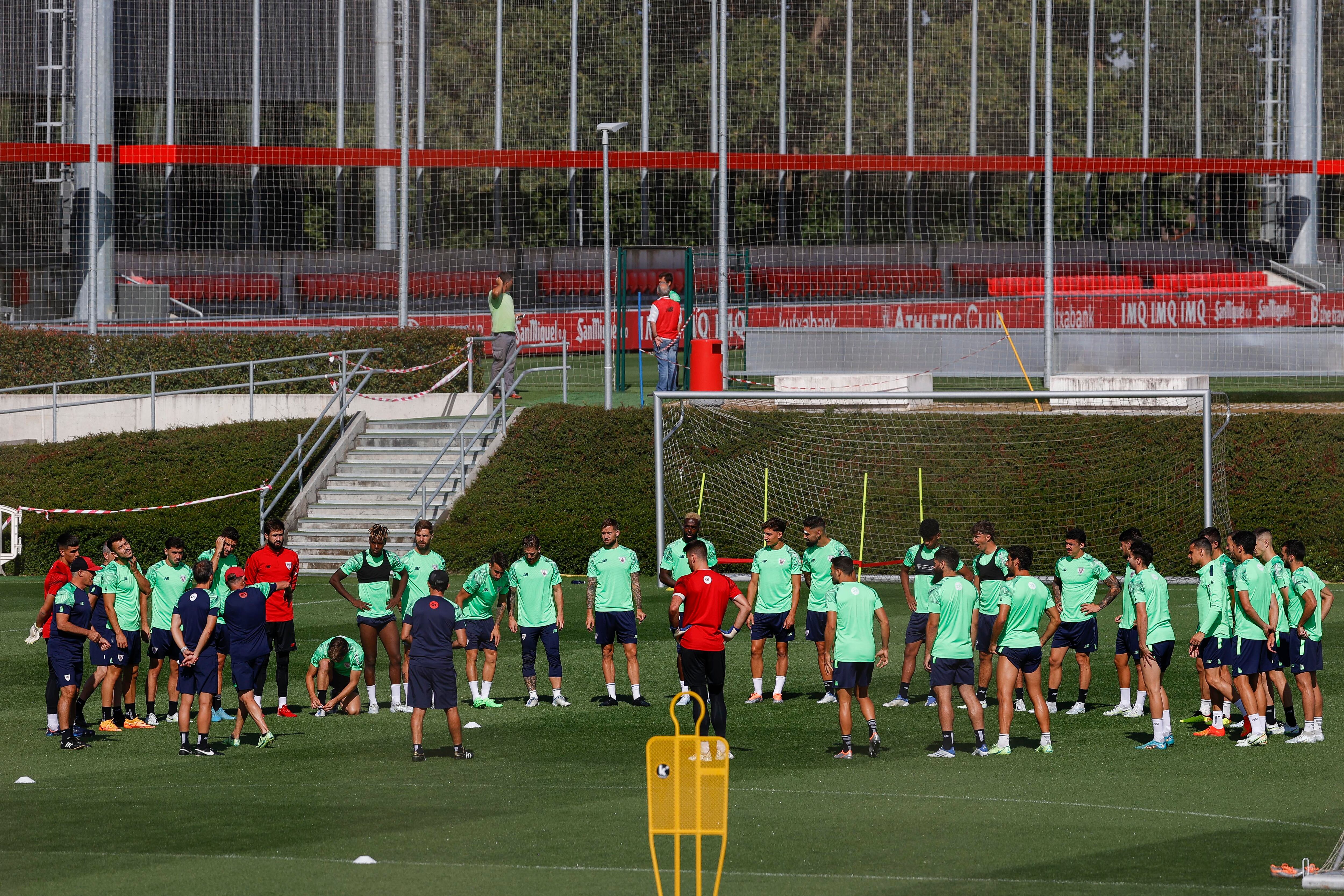 GRAFCAV8380. LEZAMA (BIZKAIA), 28/07/2022.- El entrenador del Athletic de Bilbao, Ernesto Valverde (c), dirige el entrenamiento que el conjunto rojiblanco ha celebrado este jueves en sus instalaciones de Lezama (Bizkaia). EFE/Miguel Toña
