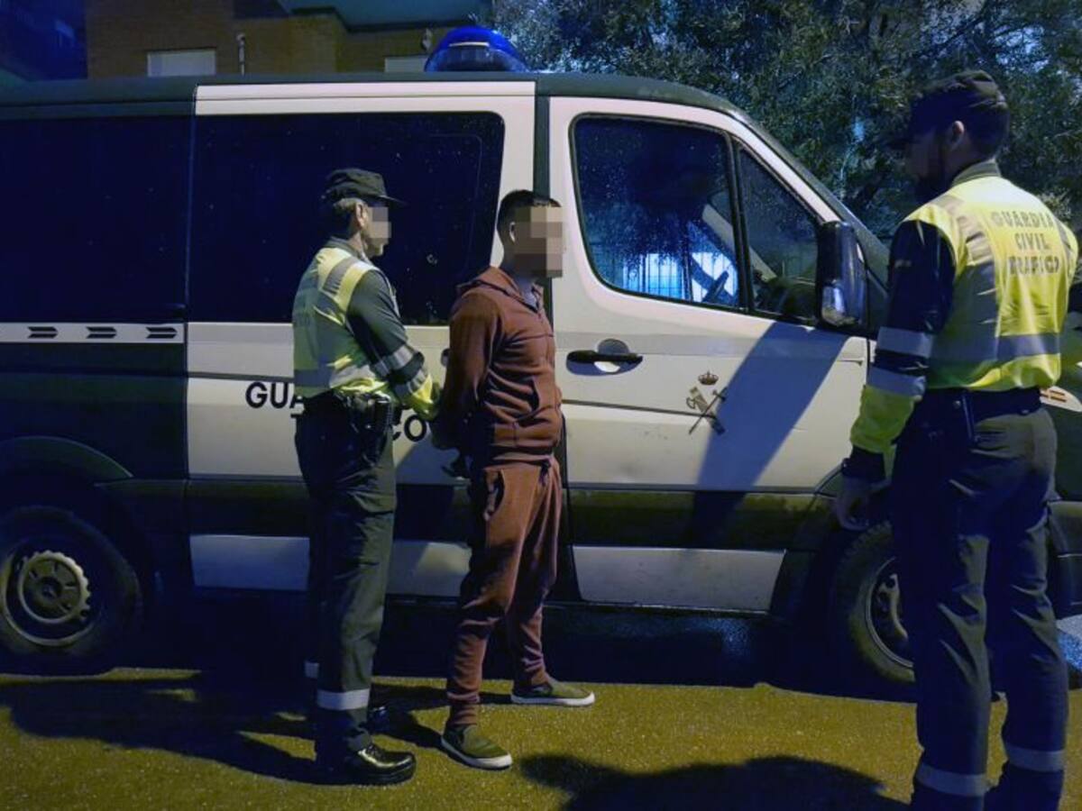 Se dió a la fuga de un control, dió positivo en drogas y conducía sin carné