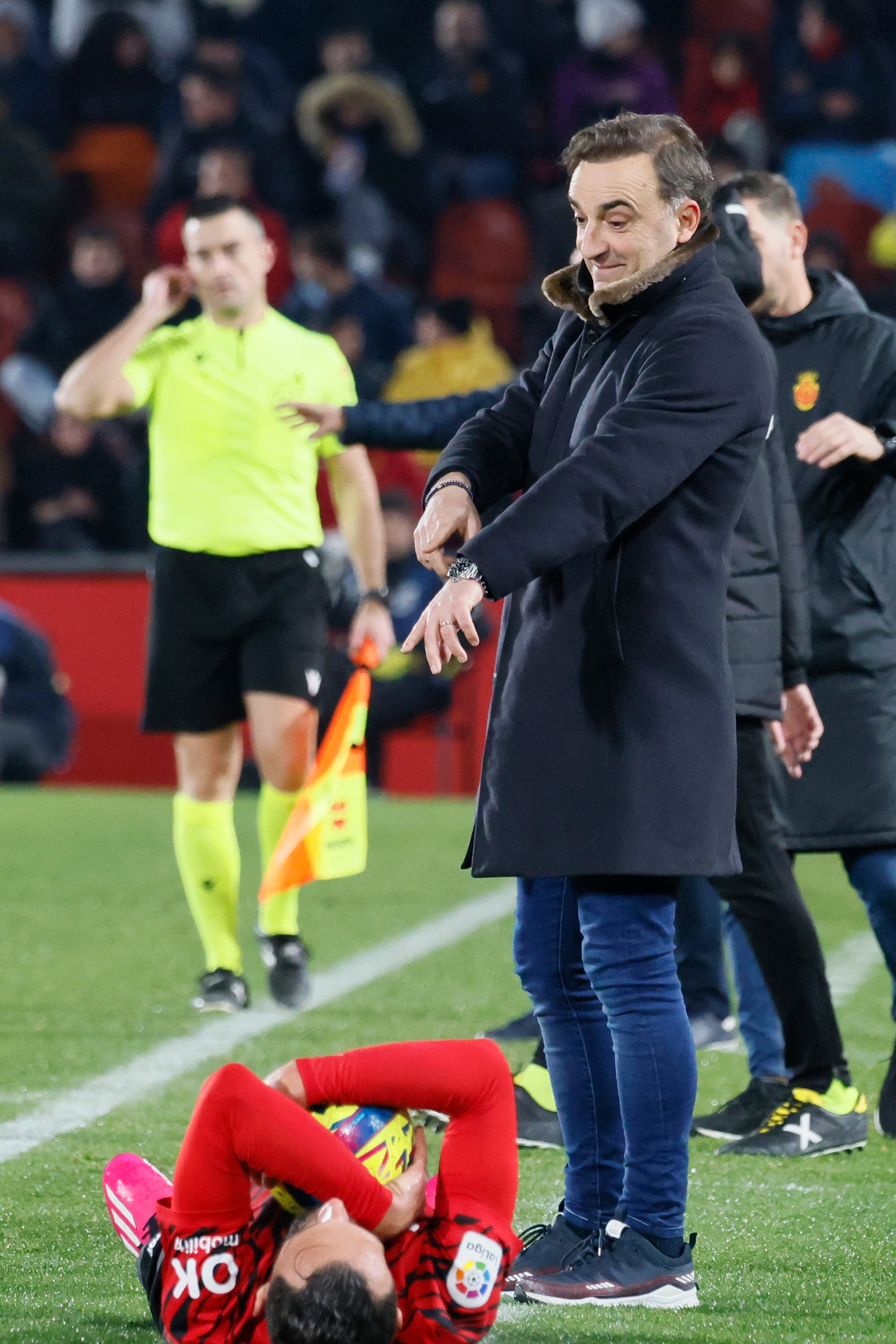 PALMA DE MALLORCA, 20/01/2023.- El entrenador del Celta de Vigo, Carlos Carvalhal (d), reacciona durante el partido de Liga en Primera División que RCD Mallorca y Celta de Vigo disputan este viernes en el estadio de Son Moix, en Palma de Mallorca. EFE/Cati Cladera
