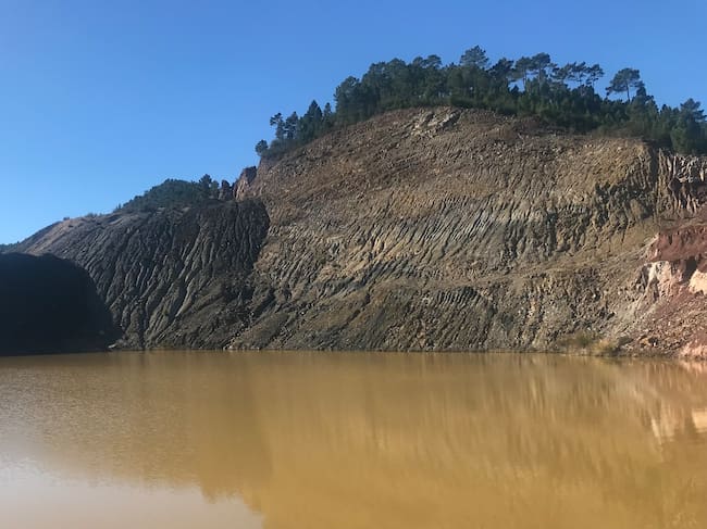 Montañas horadadas por la actividad minera en Henarejos.