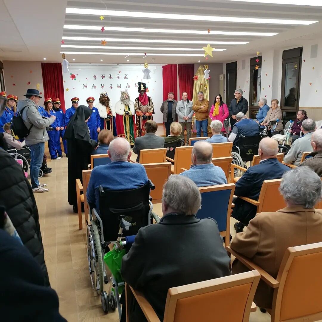 Visita de los reyes magos al asilo de Villena