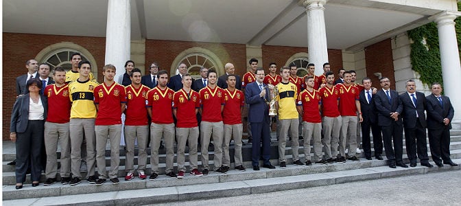 Mariano Rajoy posa junto a todos los jugadores de la selección sub&#039;21, campeones del Europeo disputado en Israel