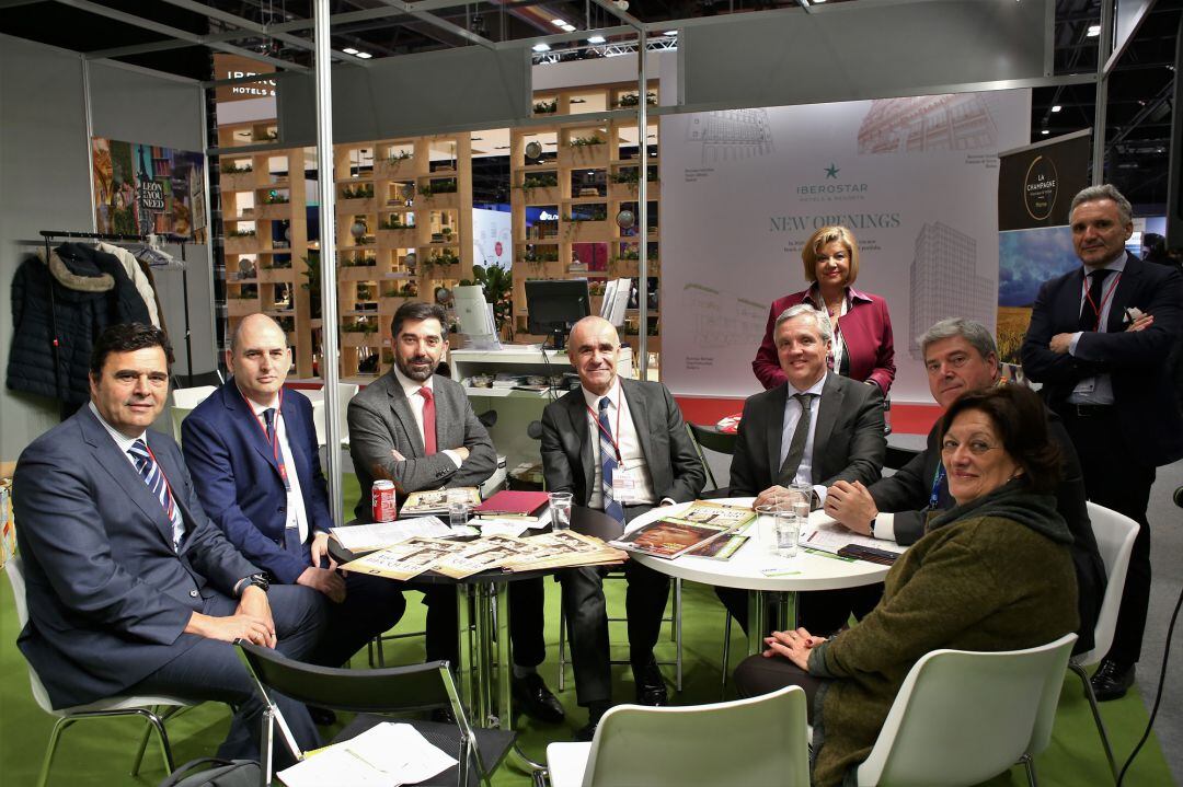 Imagen de archivo:El delegado de Hábitat Urbano, Cultura y Turismo, Antonio Muñoz, y el presidente de CEAV, Carlos Garrido, así como los equipos de la Confederación y Turismo de Sevilla, durante una reunión en la pasada edición de la Feria Internacional de Turismo de Madrid, FITUR.