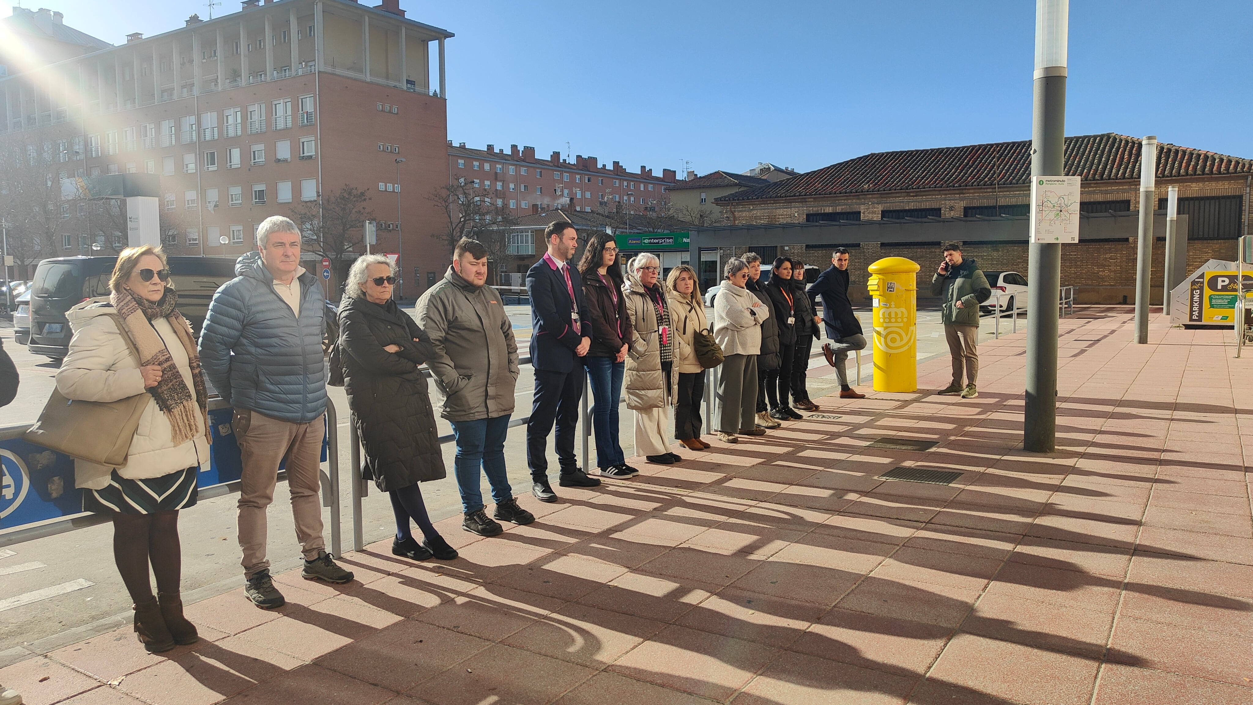 La plantilla de Renfe en Pamplona ha guardado cinco minutos de silencio frente a la estación