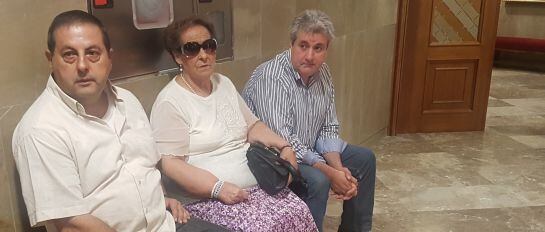 La madre y un hermano de la víctima: Ángel Osorio