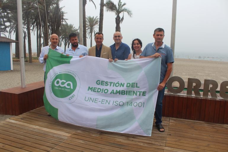 El delegado de salud, Higinio Almagro, junto al alcalde de Torrenueva, Plácido Lara, Sergio García, presidente de la Mancomunidad así como los concejales de Motril, Alicia Crespo y Gregorio Morales, izan la bandera de gestión medio ambiental