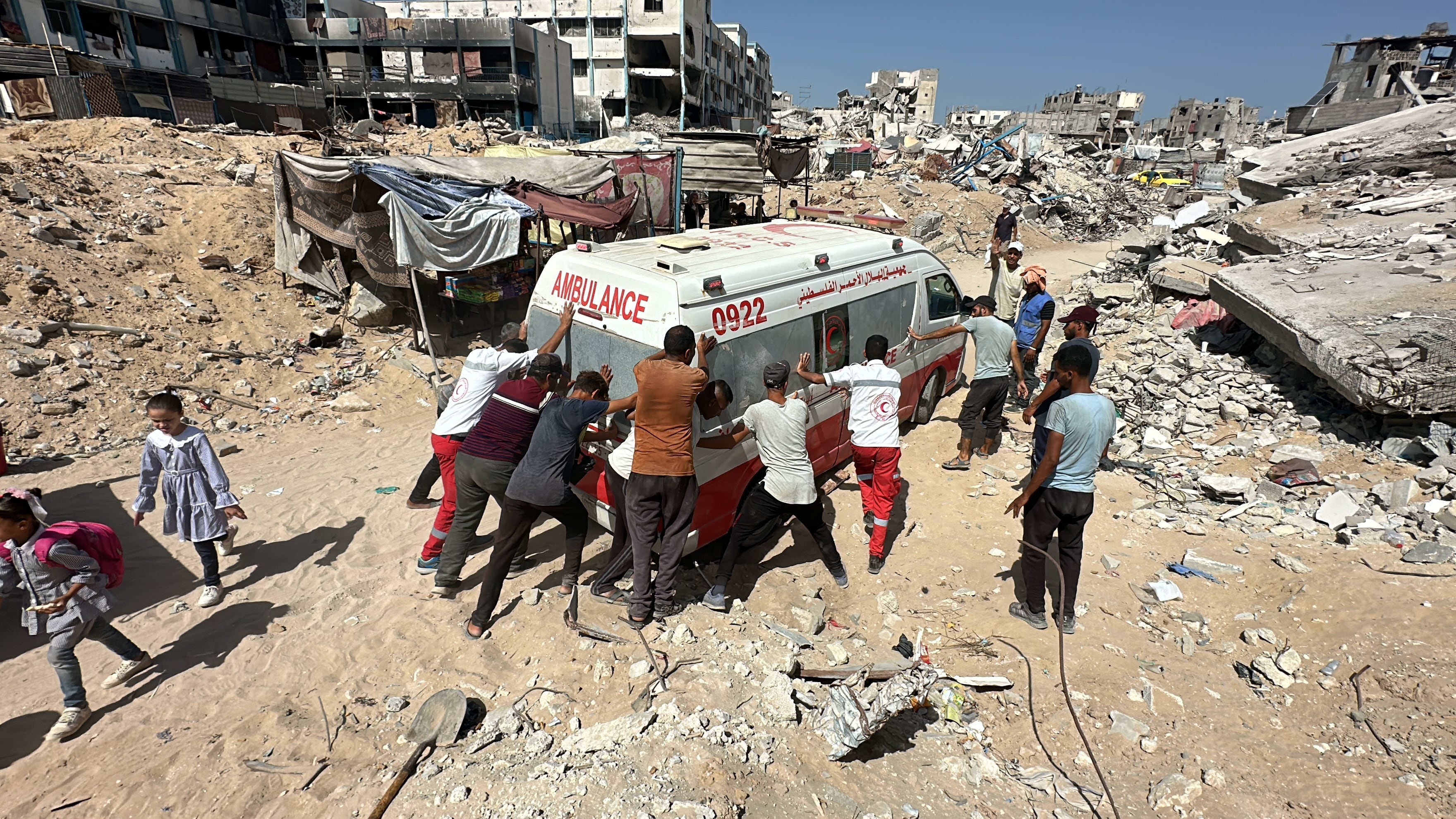 Trabajadores sanitarios junto a una ambulancia en la ciudad de Gaza