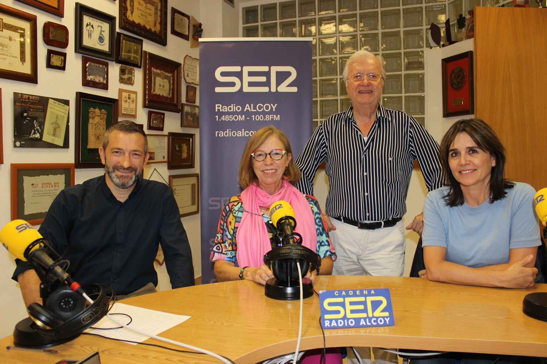 Kike Romá, Aurelia Masanet, Paco Aznar y Mónica jover, en el estudio central de Radio Alcoy
