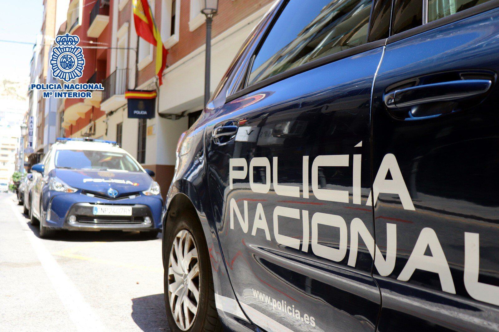 Vehículos de la Policía Nacional en Alicante frente a la Comisaría de Distrito Alicante Centro