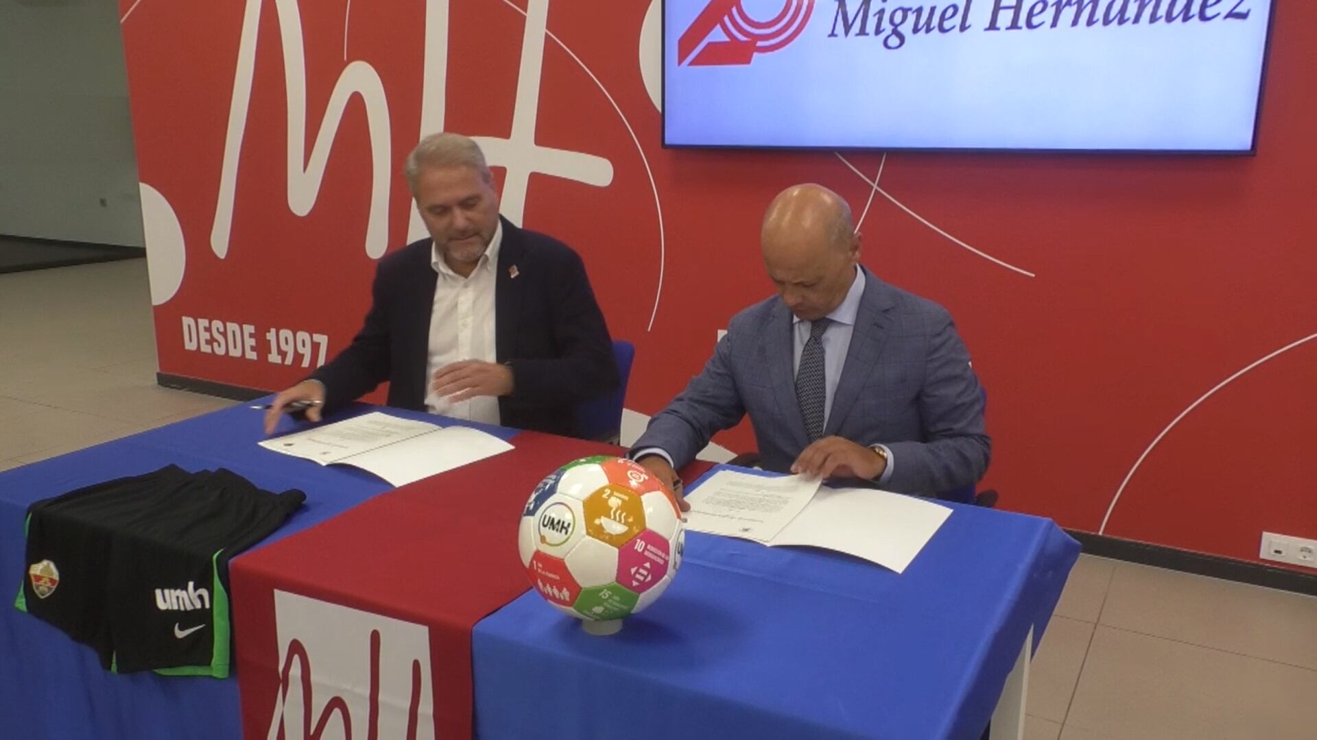 Juan José Ruiz, rector de la UMH con Joaquín Buitrago, presidente del Elche en la firma del convenio