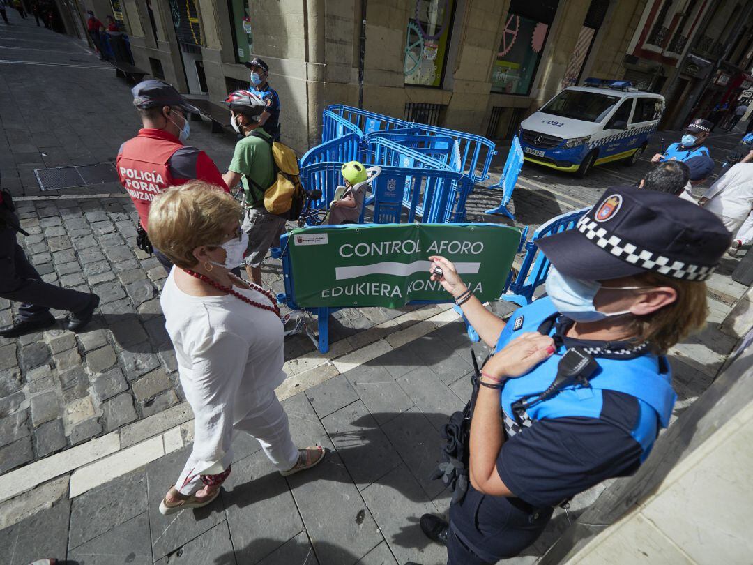 Agentes de la Policía Municipal controlan la afluencia de gente en la Plaza del Consistorio en el momento en el que de celebrarse los Sanfermines 2020 hubiera tenido lugar el chupinazo, en Pamplona